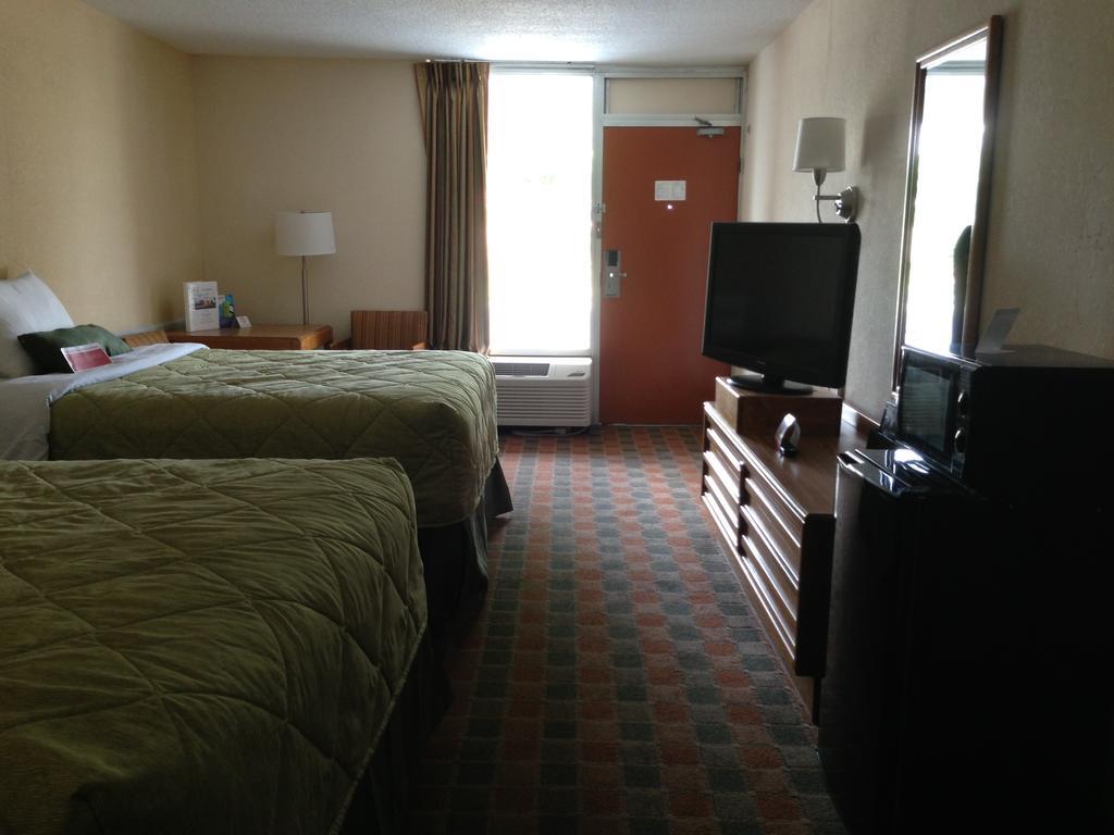 รามาดา บาย วินด์แฮม วิทวิลล์ Hotel วิธวิลล์ ภายนอก รูปภาพ